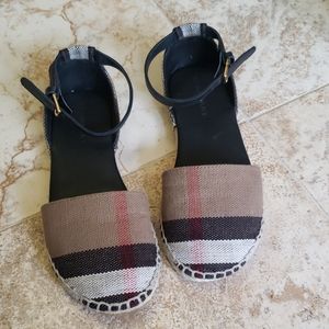 Girls size 30 Burberry Esperillas